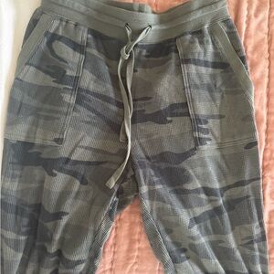 Splendid Camouflage Jogger Pants XS